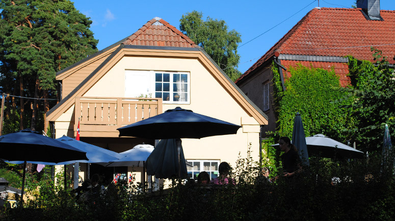 Featured image for “Cafe hjemme hos svigers”